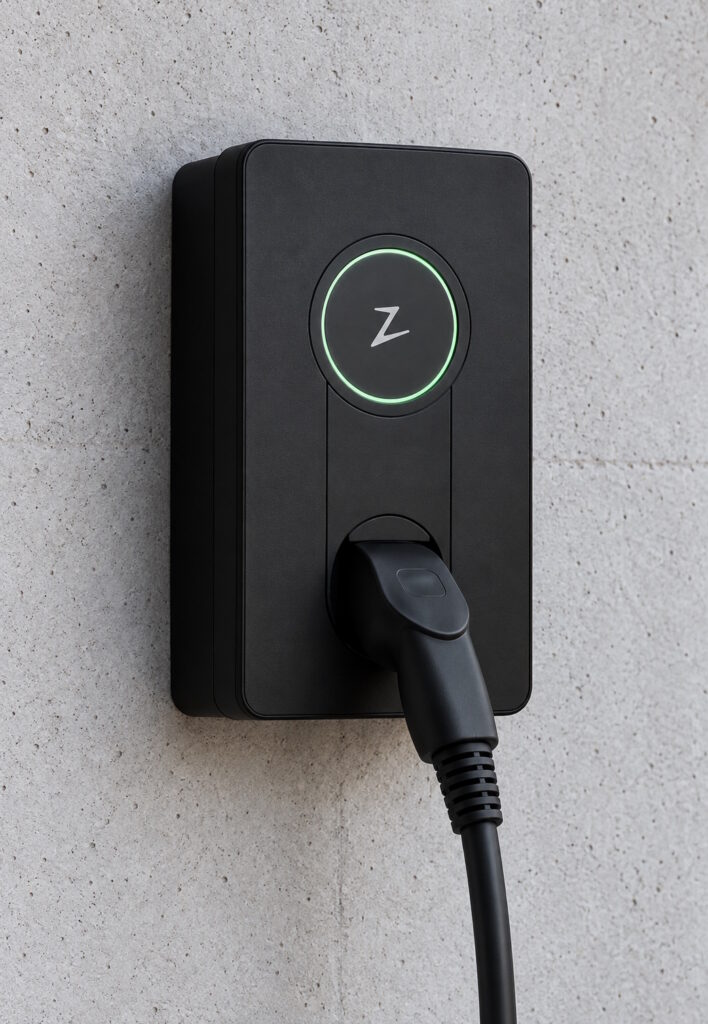 Svart Zaptec-laddbox installerad på betongvägg
