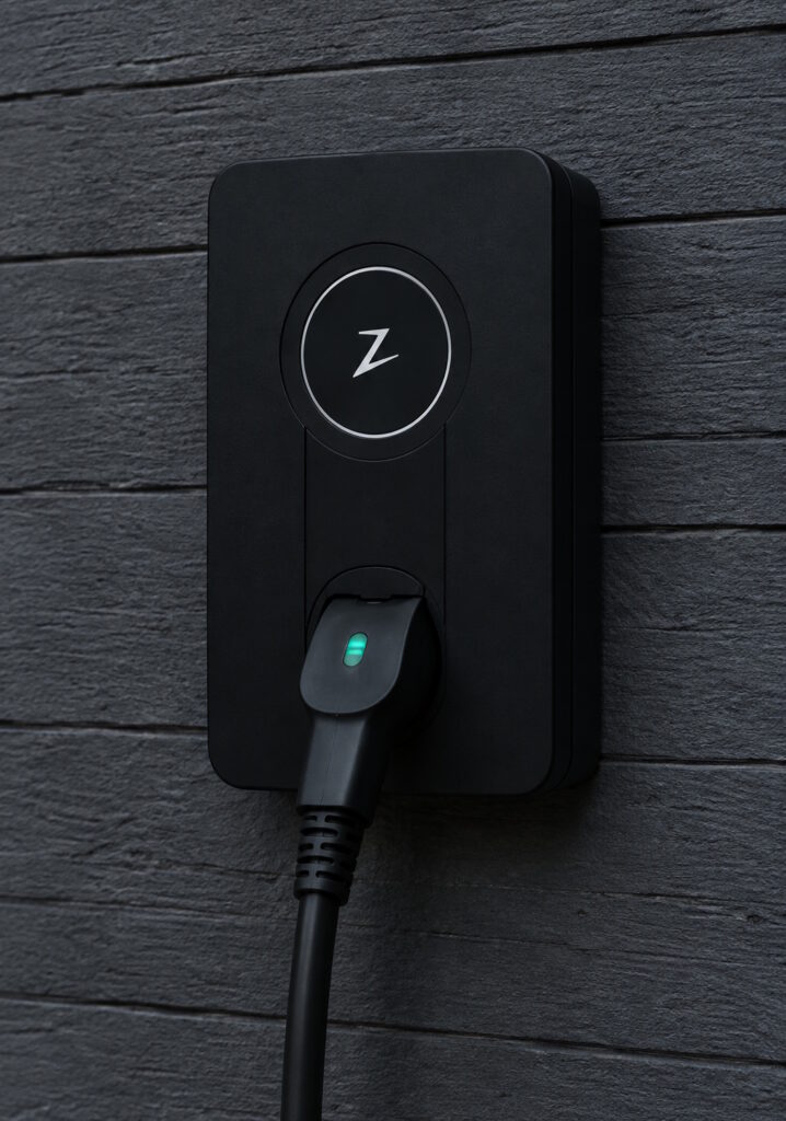 Svart Zaptec-laddbox installerad på mörk yttervägg